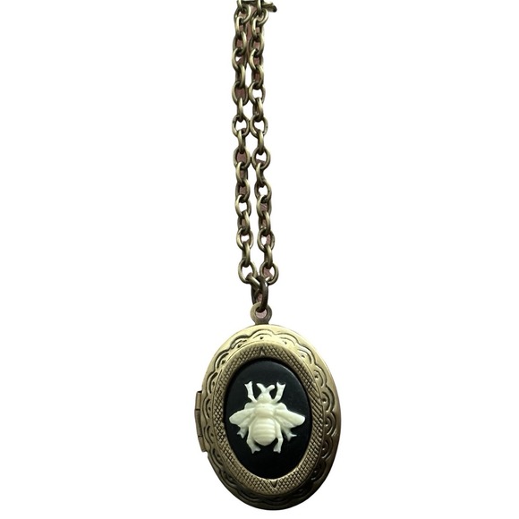 cameo Jewelry - Vintage Style Bee Cameo Locket Necklace Photo Jewelry